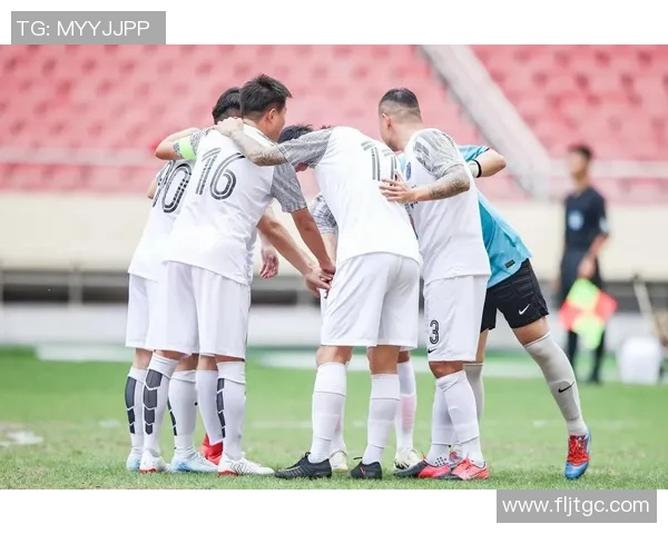 足球明星通过照片挑战猜队友的趣味游戏，展现默契与友谊的精彩瞬间